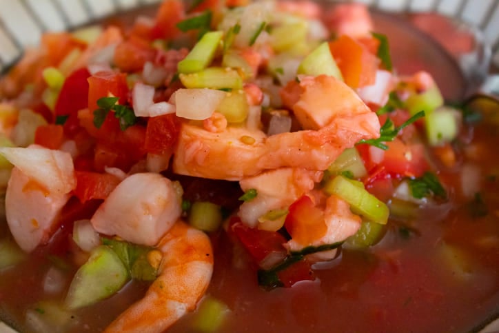 Plato de ceviche con camarones, vieiras y pulpo